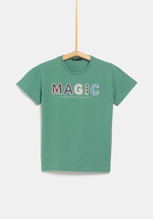 Camiseta verde con palabra 'Magic' de la colección de Rocío Osorno y TEX de otoño/invierno 2019