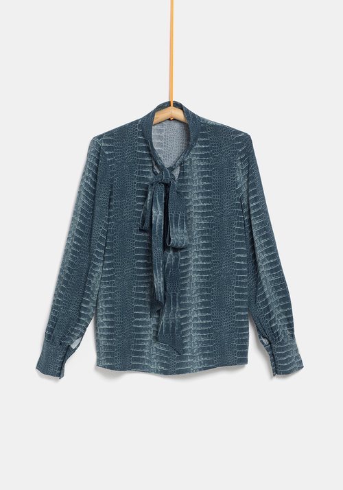 Blusa azul de la colección de Rocío Osorno y TEX de otoño/invierno 2019