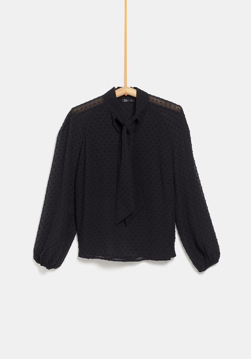 Blusa negra con lazo al cuello de la colección de Rocío Osorno y TEX de otoño/invierno 2019