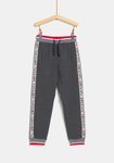 Pantalón chándal rojo para niño de la colección 'I-O' de Carrefour y TEX para otoño/invierno 2019