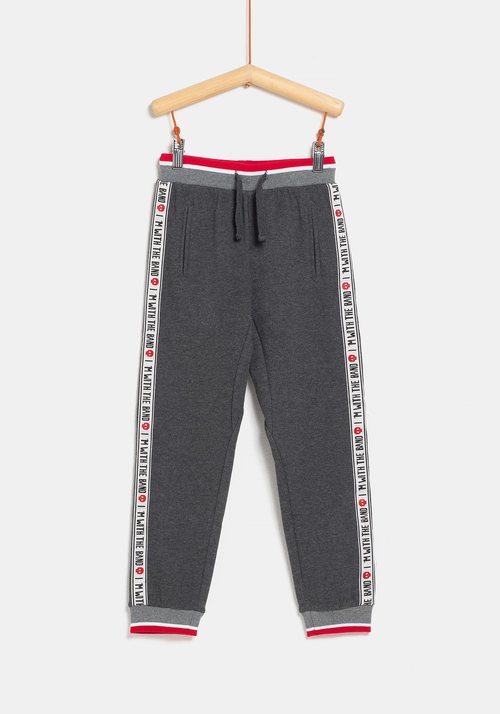 Pantalón chándal rojo para niño de la colección 'I-O' de Carrefour y TEX para otoño/invierno 2019