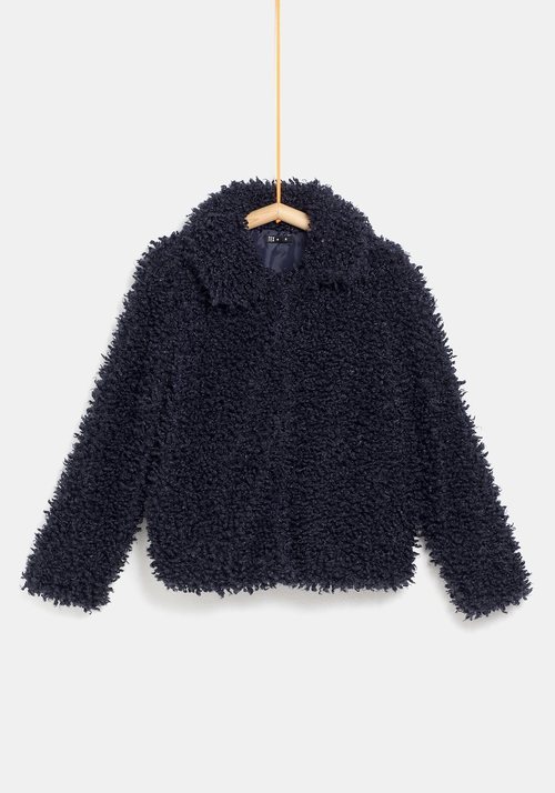 Abrigo de pelo negro para mujer de la colección 'I-O' de Carrefour y TEX para otoño/invierno 2019