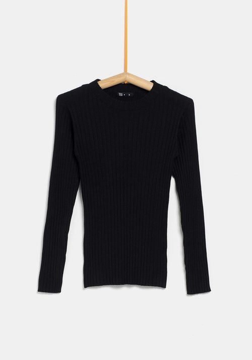 Jersey negro ceñido de la colección 'I-O' de Carrefour y TEX para otoño/invierno 2019