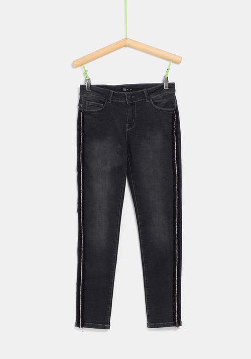 Vaquero con motivo lateral de la colección 'I-O' de Carrefour y TEX para otoño/invierno 2019