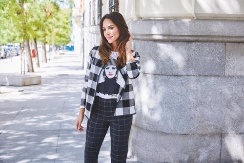Rocío Osorno con chaqueta de cuadros de la colección 'I-O' de Carrefour y Tex para otoño/invierno 2019