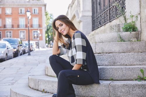 Rocío Osorno con blusa de cuadros de la colección 'I-O' de Carrefour y Tex para otoño/invierno 2019