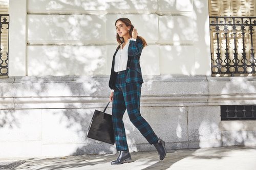 Rocío Osorno con traje de cuadros de la colección 'I-O' de Carrefour y Tex para otoño/invierno 2019