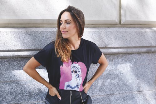 Rocío Osorno con camiseta negra de la colección 'I-O' de Carrefour y Tex para otoño/invierno 2019