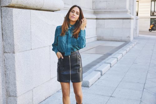 Rocío Osorno con blusa azul de la colección 'I-O' de Carrefour y Tex para otoño/invierno 2019