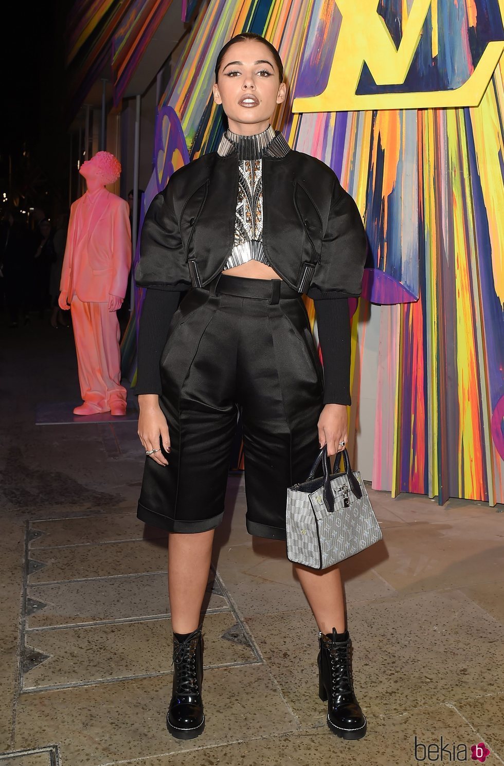 Naomi Scott en la inauguración de una tienda de Louis Vuitton con un total look de la marca