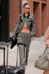 Bella Hadid con blazer de rayas en Nueva York