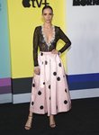 Jodi Balfour con falda abultada en la premiere de 'The Morning Show'