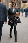 Kaia Gerber con cardigan de cuero en Nueva York