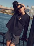 Blusa azul marino de la colección 'Leandra Medine x Mango'
