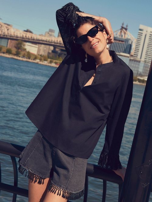 Blusa azul marino de la colección 'Leandra Medine x Mango'