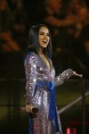 Becky G con un vestido largo de lentejuelas en los MTV EMAs 2019