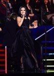 Becky G con un vestido largo negro en los MTV EMAs 2019
