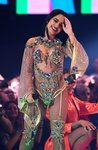 Becky G con un body con incrustaciones de brillantes en los MTV EMAs 2019