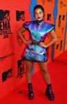 Noa Kirel con vestido metalizado durante los Premios MTV EMAs 2019