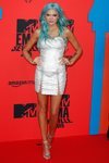 Becca Dudley con vestido blanco durante los Premios MTV EMAs 2019