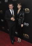 Dakora Johnson con un mono de lentejuelas de Saint Laurent en los Premios del Cine de Hollywood 2019