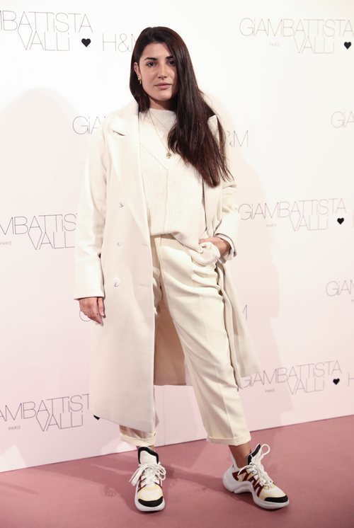 Alba Paul con un total look beige en la presentación de Giambattista Valli x H&M