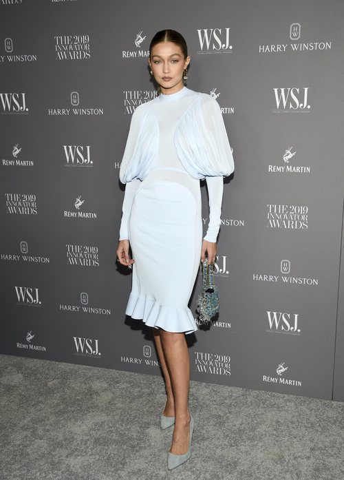 Gigi Hadid con un vestido azul bebé en los Innovation Awards 2019