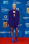 Dua Lipa con un total look azul klein tas los MTV EMAs 2019