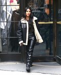 Kim Kardashian con abrigo de borrego y pantalones de cuero en Nueva York