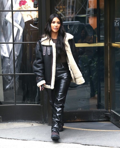 Kim Kardashian con abrigo de borrego y pantalones de cuero en Nueva York