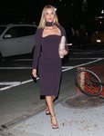 Rosie Huntington con vestido morado en Nueva York