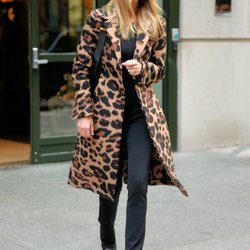 Rosie Huntington con abrigo de estampado de leopardo en Nueva York