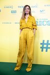 Leticia Dolera con look amarillo de Dolores Promesas en la premiere de 'Si yo fuera rico'