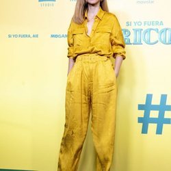 Leticia Dolera con look amarillo de Dolores Promesas en la premiere de 'Si yo fuera rico'