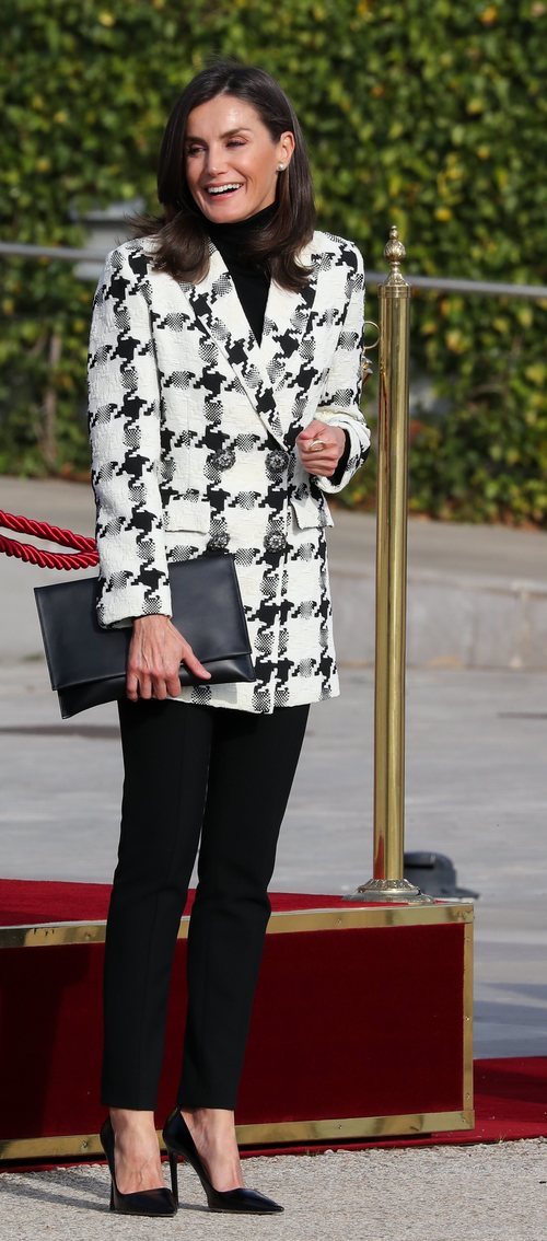 La Reina Letizia con abrigo de Uterqüe antes de comenzar su Visita de Estado a Cuba