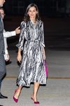 La Reina Letizia con vestido de Hugo Boss en su llegada a Cuba