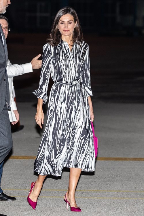 La Reina Letizia con vestido de Hugo Boss en su llegada a Cuba