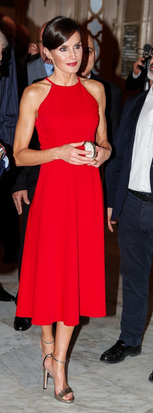 La Reina Letizia con vestido rojo durante su Viaje Oficial en La Habana