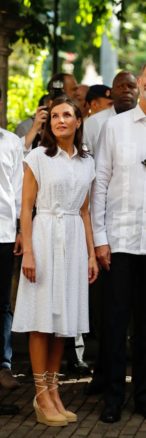 a Reina Letizia con vestido de Adolfo Domínguez Herrera durante su Viaje Oficial en La Habana