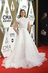 Hannah Brown con vestido blanco en los CMA Awards 2019