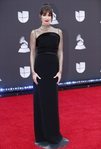 Paz vega con vestido negro en la alfombra roja de los Grammy Latino 2019