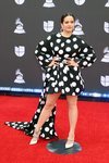 Rosalía con vestido de lunares en la alfombra roja de los Grammy Latino 2019