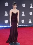 Aitana con vestido burdeos en la alfombra roja de los Grammy Latino 2019