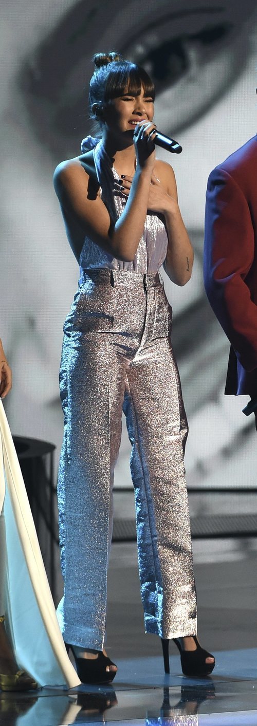 Aitana con look plateado durante su actuación con Alejandro Sanz en los Grammy Latino 2019