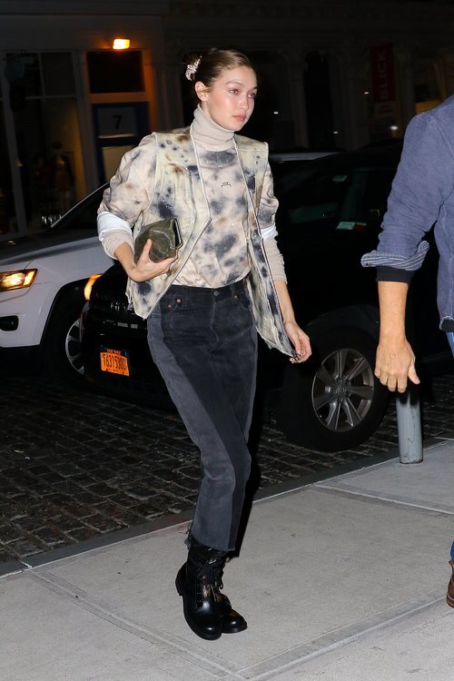 Gigi Hadid con look tie-dye por las calles de Nueva York