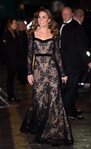Kate Middleton con un vestido largo de encaje en la Royal Variety Performance 2019