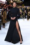 Ella Balinska con un vestido largo negro en la premiere de 'Los ángeles de Charlie' en Londres