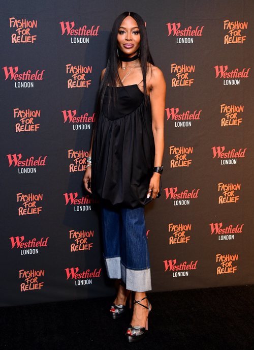 Naomi Campbell con blusa negra en la alfombra roja de 'Fashion for Relief' 2019