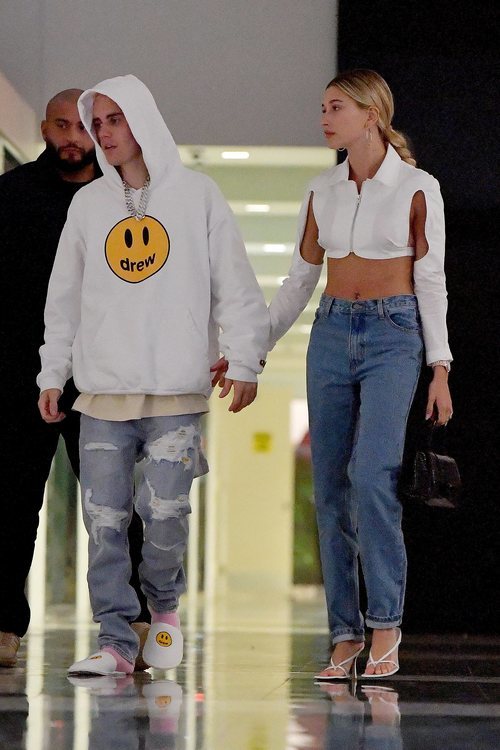 Hailey Bieber con top blanco justo a Justin Bieber de cena por Miami