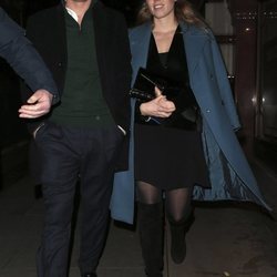 Beatriz de York con abrigo azul y vestido negro de cena en Londres